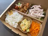 麹漬けむね肉の蒸し鶏+副菜4品(ご飯付き)(ALUCK)