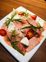 水牛のモッツァレラと生ハムの盛合せ Appetizer Plate（俺のイタリアン 新橋赤レンガ通）