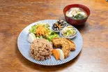 日替りベジ定食(日替りベジ弁当とみそ汁のセット)（シロクマ食堂）