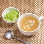 オニオンスープ(ミニ生野菜付き) ホームメイド（「おむすび おにぎり」シイナノゴハン (肉巻きおむすび 豚汁 生姜焼き ハンバーグ)）