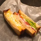 サンドイッチ(BLT＆タマゴ)Sandwich (BLT ＆ egg)	dupain_M（【食べログ百名店】極上食パン x 高加水・低温長時間発酵パン L’Atelier du pain(ラトリエデュパン) 六本木）