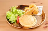オーストラリア名物OZプレート(ミートパイ・フィッシュ＆チップス・サラダ)（Australian Cafe＆Bar Manly カフェ マンリー 天神店）