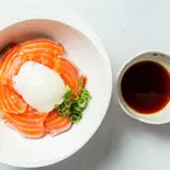 【温玉のせ】サーモン丼～焦がしニンニクだれの海賊風～（鳥たたき丼専門店 鳥姫）
