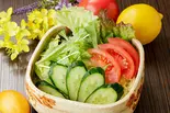 1/2日分の野菜が取れるたっぷりサラダ（オム卵からあげ丼 火の鳥 天下茶屋店）
