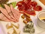 チーズと生ハム盛り（TAVETALINA）
