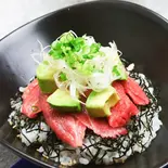本まぐろ中とろアボカド丼(ハーフ)(本まぐろ中とろ切り落としと次の肉料理 マキバスタイル 芝浦店)