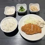 たっぷりポテサラ&ロースかつ定食(とんかつは飲み物。御茶ノ水店)