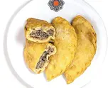 モンゴル料理ホーショール(でっかい餃子)3個(肉味)キャペツサラダ付き(Cafe Mongolia)