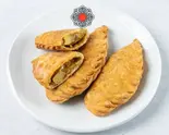直結12cmもする鶏肉具いっぱい、でかいピロシキのような揚げ物。ホーショール3個(カレー味)(Huushuur - curry flavour )(Cafe Mongolia)