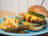 アボカドチーズバーガー (ポテト・ピクルス付き)（SAUCE UP BUGER）
