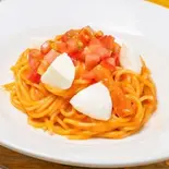 ベーコンとモッツァレラのトマトクリームパスタ Bacon & Mozzarella in Tomato Cream Pasta(RajaVetta 池尻店)