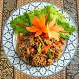 56. 牛挽肉タイスパイシーハーブ Minced beef with thai spicy herb（タイ国料理ベンジャロン）