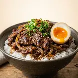 やみつき牛焼肉丼（創作和食居酒屋 長八）