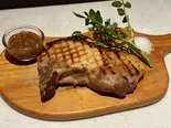 岩中豚の骨付きロースのグリル（俺のイタリアン 歌舞伎町）