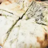 チーズバジルナン/ cheese basil naan（【ドバイ5ッ星ホテル出身シェフの店】インドネパール料理ダイニングバー ジョティ）