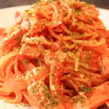 燻製ベーコンとオニオンのトマトパスタ（TAVETALINA）