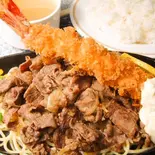 特大！エビフライ生パン粉使用＆当店名物 ヤミツキ鉄板牛肉パスタ ライス付き（グリルハンター五反田店）