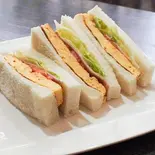 焼き玉子とロースハムのサンドイッチ(ハーフサイズ)（珈琲食堂 クモノキレマ）