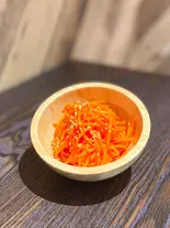夏にぴったりさっぱり！にんじんのラペ（新鮮本マグロとたっぷり野菜POKEBOWL カナロア 押上店）
