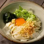 冷やし月見うどん cold udon with raw egg（うどん幸波）