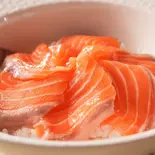単品サーモン 80g(レタス、オニオンスライス、タレ付き)（鳥たたき丼専門店 鳥姫）