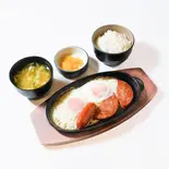 ソーセージエッグ定食（よもきち商店）