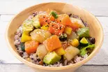 1.サーモンとホタテのオリジナルハワイアンポキ（十五穀米のヘルシーポキ丼の店 Poke Poke 天下茶屋店）