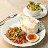 鶏肉のバジル炒めライス（バンコクオリエンタルタイレストラン）