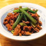 銀皮(砂肝)とにんにくの芽の旨辛炒め (数量限定) Stir-Fried Gizzard and Garlic Sprouts（焼き鳥 お持ち帰り専門店 すがもと）