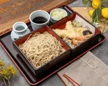 サクサク衣が自慢～ 天せいろ（銀座創業40年老舗そば屋「多吉」）