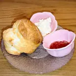 ふっくらうさぎスコーン(自家製クロテッドクリーム&キウイジャム)(+Plus I Cafe)