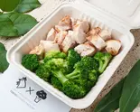 国産鶏ムネ肉ステーキ(300g)＆新鮮国産ブロッコリー（東京チキンファクトリー 神田淡路町店）