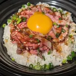 【当店人気No.2】黒毛和牛の辛味噌ユッケ丼（ジュウゴノニク(熟成黒毛和牛ローストビーフ専門店)）