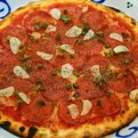 おつまみに！サラミとガーリックの辛口トマトソース（肉と石窯ピザのイタリアン Pizza cozou ピザコゾウ 横浜関内）