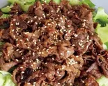 ロメインレタスと玉ねぎの焼肉サラダ 温玉のせ（肉ドコロ せい吾）