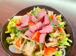 一番人気！シェフ特製 "ローストビーフサラダボール"（牛ハラミステーキ＆ローストビーフ専門店 luxury bar ＆ cafe milas ミラス渋谷店）