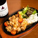 スパイシージャークチキン（鉄板料理と果実酒 くれいじーグリル 福岡天神店）