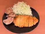 デカらあげ＆チキンカツ弁当（市場食堂つるや）