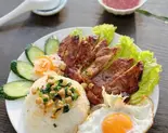 ヌックマムかけ焼き豚目玉飯 CƠM SƯỜN（SAIGONTOGO 板橋店）