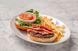 ベーコンバーガー150g(コールスロー、フレンチフライ付き) ※テイクアウトはフレンチフライのみ付ます※（ザ・パントリー 丸の内店）