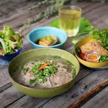 【当店人気No.2】牛肉のフォー+揚げ春巻きセット set phở bò + chả giò（ベトナム料理 アオザイレストラン）