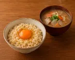 無農薬玄米卵かけごはん+豚汁（森の入り口 NikoNiko）