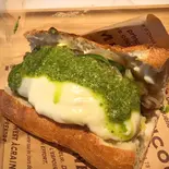 チーズステーキサンドイッチ トッピング バジルソース（Fujiyama Bar 六本木）