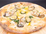 広島産牡蠣とズッキーニのレモン風味ピッツァ（HIROSHIMA ITALIAN AO-あお-）