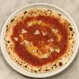 濃厚トマトとハーブ香る大人のマリナーラピザ（本格イタリアン TRATTORIA AL MOMENTO）