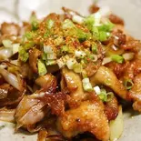 鶏皮炒め[CHICKEN SKIN STIR FRY]（アジト 大宮店）