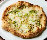 八海山味噌麹、しらす、九条ネギのピッツァ Hakkaisan Miso Koji, Whitebait ＆ Kujo Welsh Onion Pizza（Pizzeria Regista）
