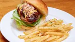 スパイシー粗挽きミンチバーガーポテトフライセット（高砂モデレート）