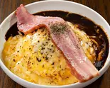 炙りチーズデミオムライス＆厚切りベーコン（とろとろオムライスのオムタマ亭）