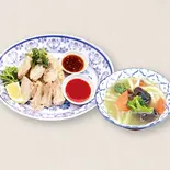 海南チキンライスと豚肉と8種の野菜の副菜スープのセット（ビアホイチョップ）